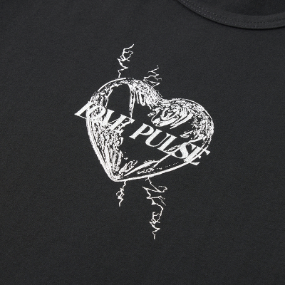 LOVE PULSE」クロップドTシャツ（BLACK）｜TREASURE｜mu-moショップ